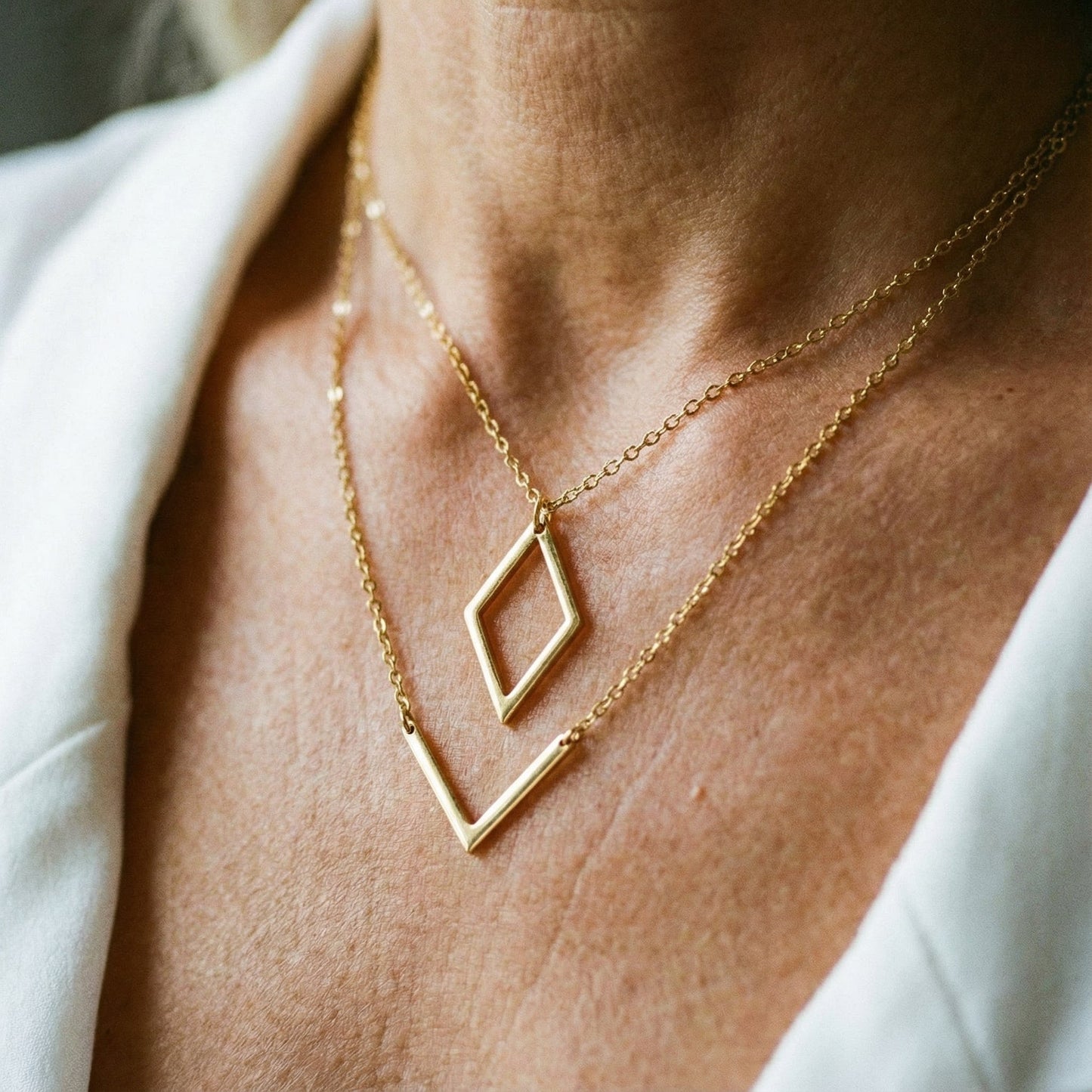Melina | Colier elegant cu pandantiv geometric în formă de V