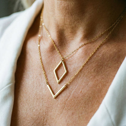 Melina | Colier elegant cu pandantiv geometric în formă de V